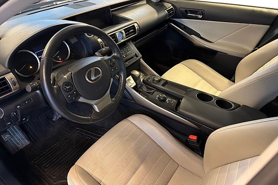 Lexus IS300h 9 of 20