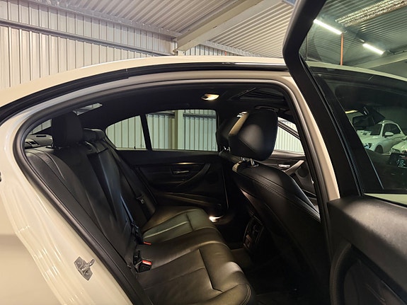 BMW 320d 14 of 18