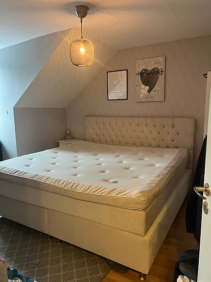 Kontinental säng 210x210 sänggavel ingår
