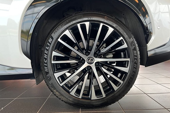 Lexus RZ450e 25 of 27