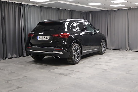 Mercedes-Benz GLA 200 2 of 18