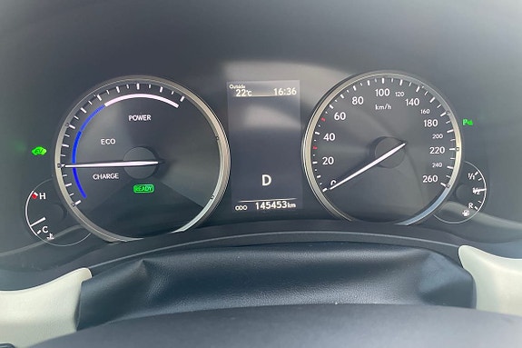 Lexus NX300h 14 of 28