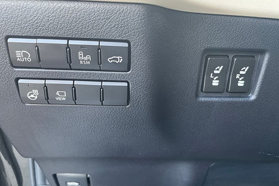 Lexus NX300h 24 of 28