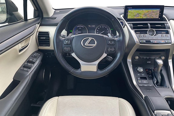 Lexus NX300h 9 of 28