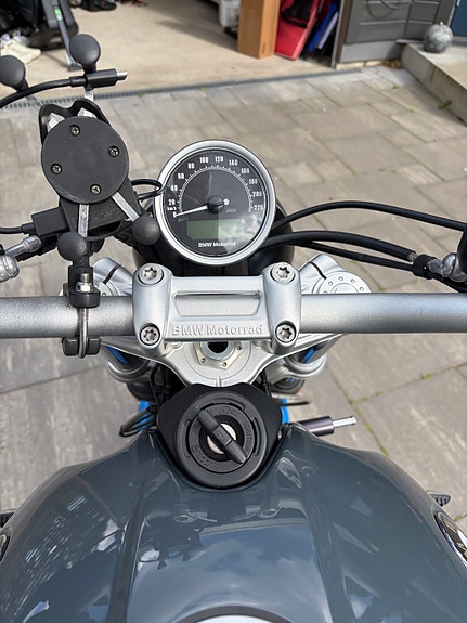 BMW R nineT Pure 2 of 14