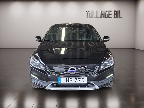 Volvo S60 Cross Country 7 of 17