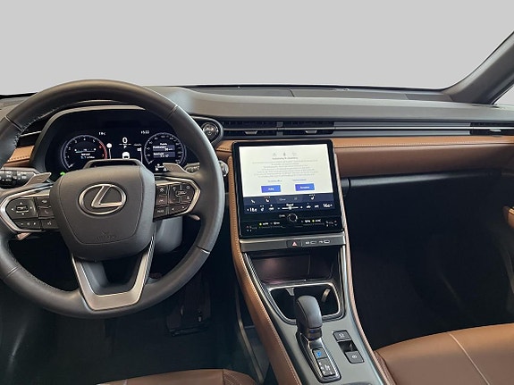 Lexus LBX 8 of 18
