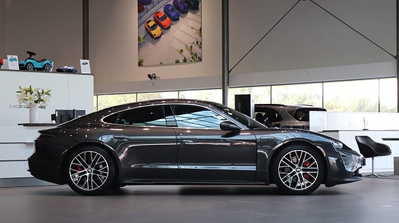 Porsche Taycan 4S 5 of 10