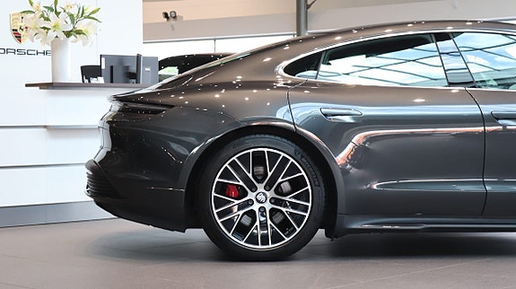 Porsche Taycan 4S 7 of 10