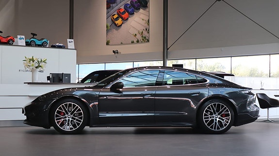 Porsche Taycan 4S 6 of 10