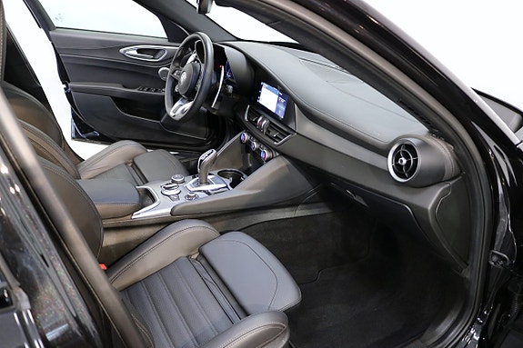 Alfa Romeo Giulia 16 of 25