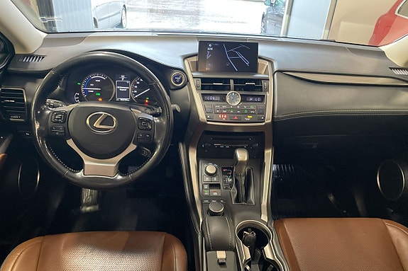 Lexus NX300h 9 of 17