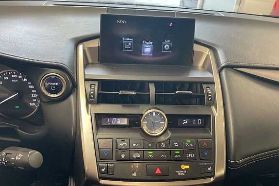 Lexus NX300h 10 of 17