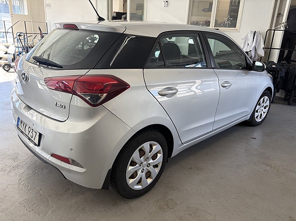 Hyundai i20 3 of 10