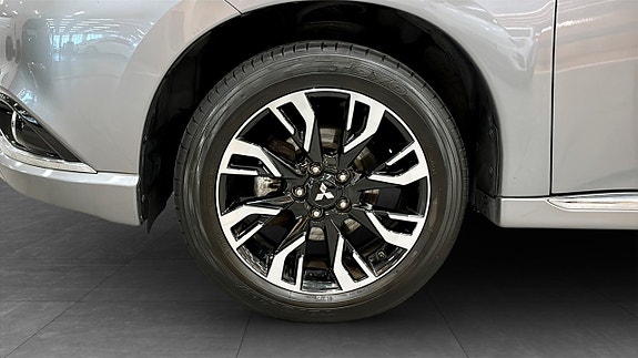MITSUBISHI OUTLANDER PHEV 4X4 203ch - TOIT PANORAMIQUE - CAMÉRA 360° - CUIR - HAYON ÉLECTRIQUE - KEYLESS - ATTELAGE
