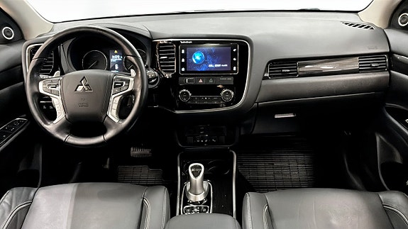 MITSUBISHI OUTLANDER PHEV 4X4 203ch - TOIT PANORAMIQUE - CAMÉRA 360° - CUIR - HAYON ÉLECTRIQUE - KEYLESS - ATTELAGE