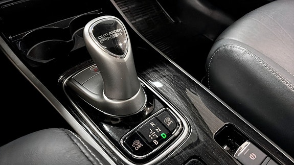 MITSUBISHI OUTLANDER PHEV 4X4 203ch - TOIT PANORAMIQUE - CAMÉRA 360° - CUIR - HAYON ÉLECTRIQUE - KEYLESS - ATTELAGE