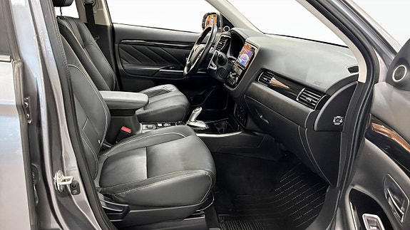MITSUBISHI OUTLANDER PHEV 4X4 203ch - TOIT PANORAMIQUE - CAMÉRA 360° - CUIR - HAYON ÉLECTRIQUE - KEYLESS - ATTELAGE