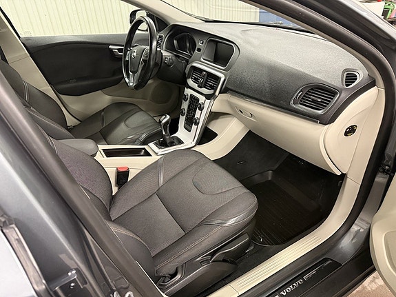 Volvo V40 Cross Country 12 of 25
