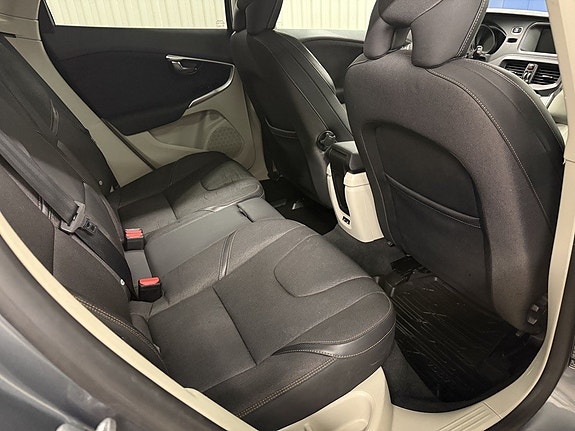 Volvo V40 Cross Country 11 of 25