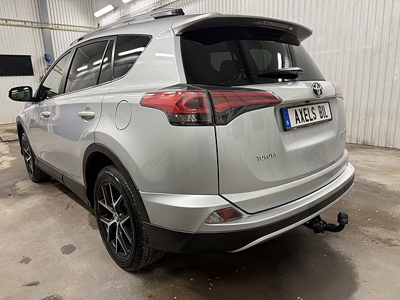 Toyota RAV4 2 of 23