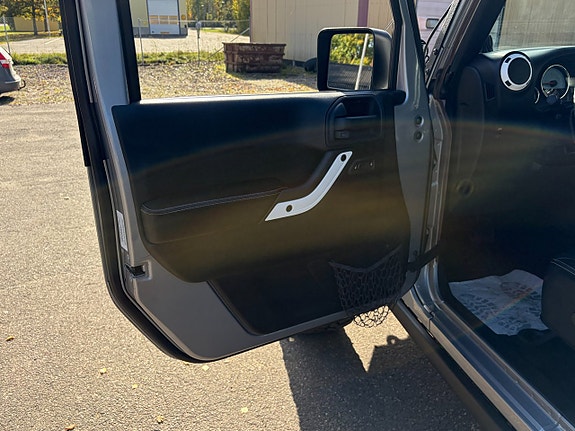Jeep Wrangler Unlimited 18 of 26