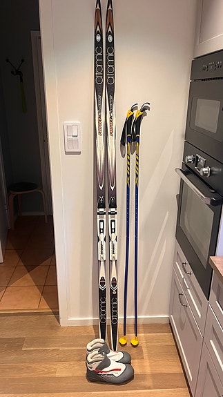 Salomon längdskidor med stavar och pjäxor
