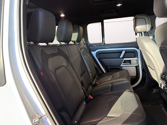 Land Rover Defender 130 16 of 29