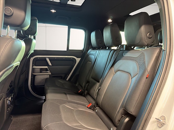 Land Rover Defender 130 17 of 29