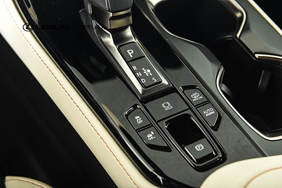 Lexus NX450h+ 15 of 19