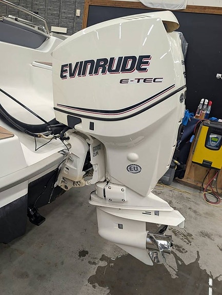 HR 630 WA & Evinrude E-tec 150 HK -2012 11 of 12