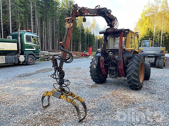 Traktor med skogskran Valmet 615 5 of 6