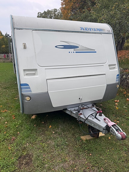 Adria Unica C 743 PU 2004 - Stor Boggivagn - Renoveringsobjekt - Fuktskada i golv 2 of 13