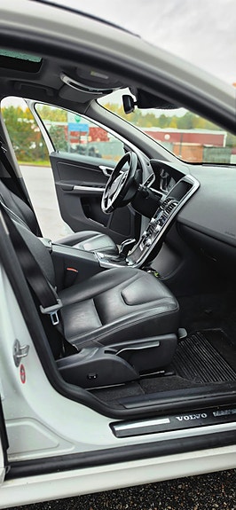 Volvo XC60 3 of 8