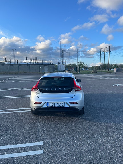 Volvo V40 2 of 12