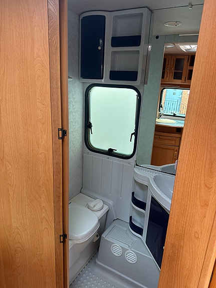 Adria Unica 562 UL 14 of 23