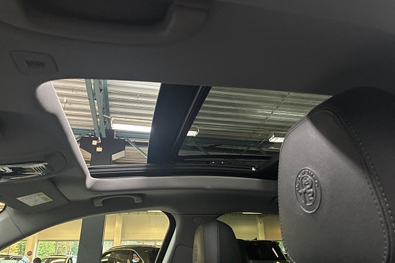 Alfa Romeo Stelvio 18 of 29