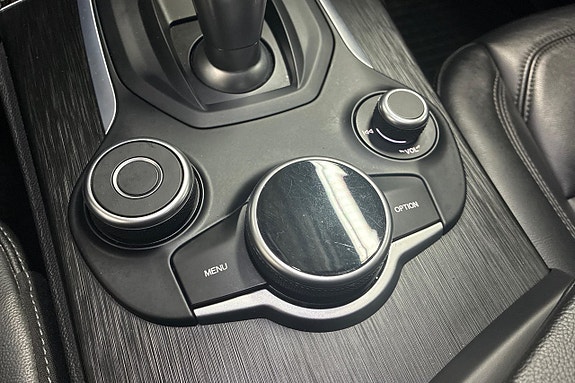 Alfa Romeo Stelvio 24 of 29
