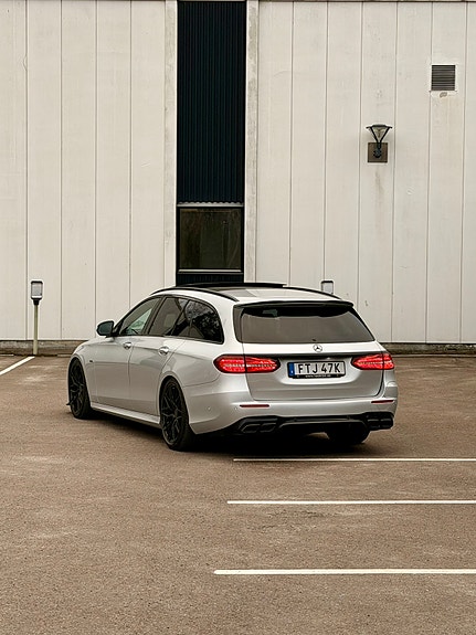Mercedes-Benz E300 de 2 of 13