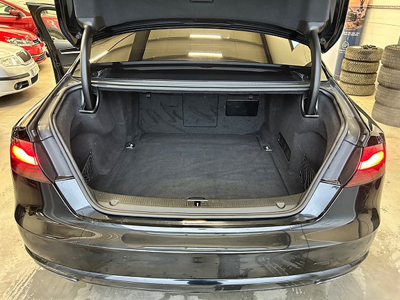 Audi A8 9 of 21