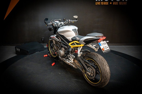 Triumph Street Triple R 4 of 19