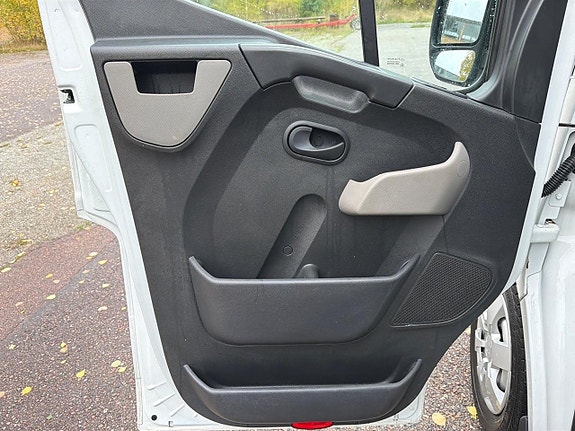 Nissan NV400 12 of 30
