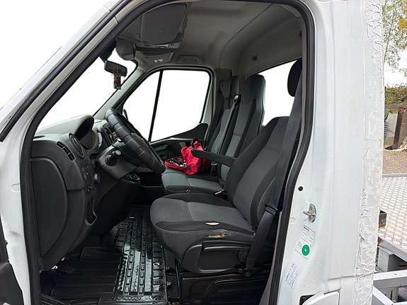 Nissan NV400 25 of 30
