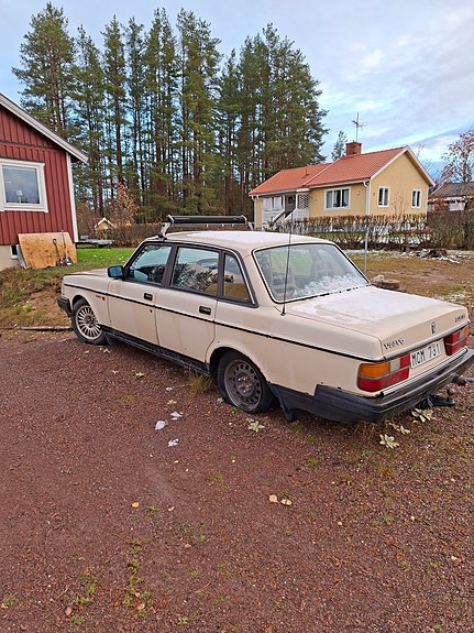 Volvo 240 3 of 5