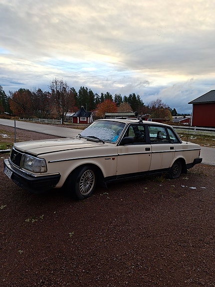 Volvo 240 2 of 5