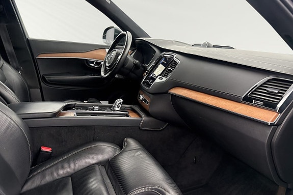Volvo XC90 10 of 30
