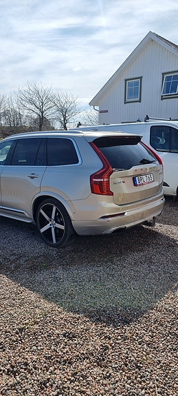 Volvo XC90 2 of 9