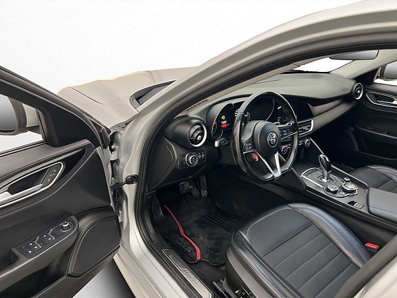 Alfa Romeo Giulia 11 of 30