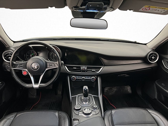 Alfa Romeo Giulia 14 of 30