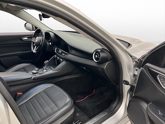 Alfa Romeo Giulia 26 of 30